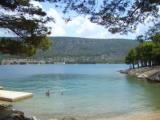 Einsame Badebucht auf der Insel Kres (Kroatien)